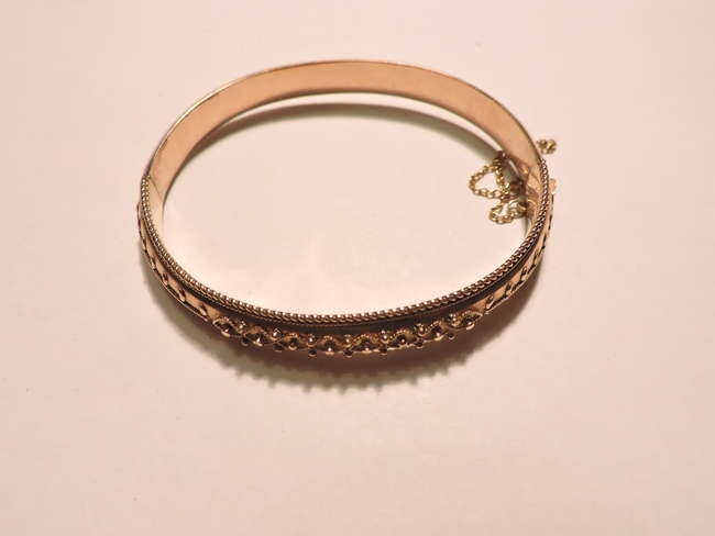 A 9ct gold hinged bangle