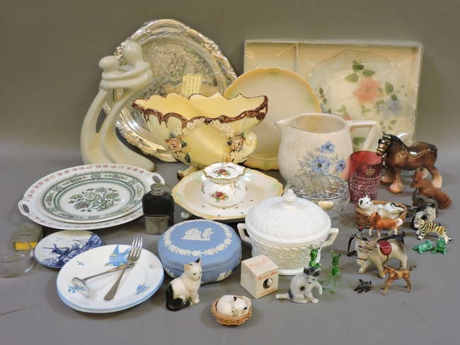 A box of assorted miscellaneous ceramics