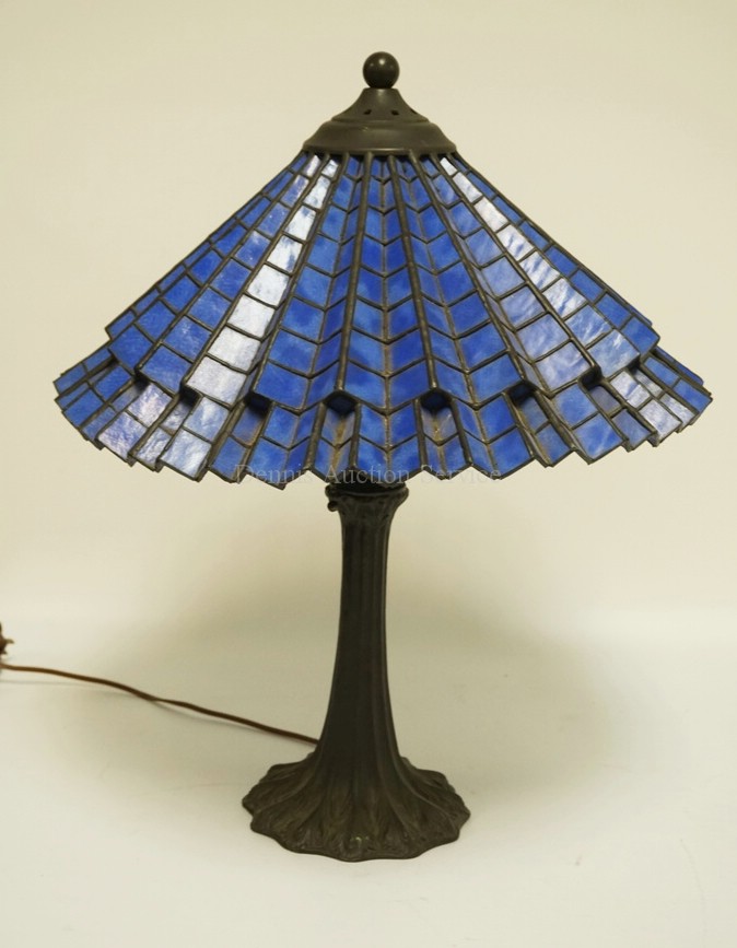 CONTEMPORARY GEOMETRIC SLAG GLASS TABLE LAMP WITH A METAL BASE