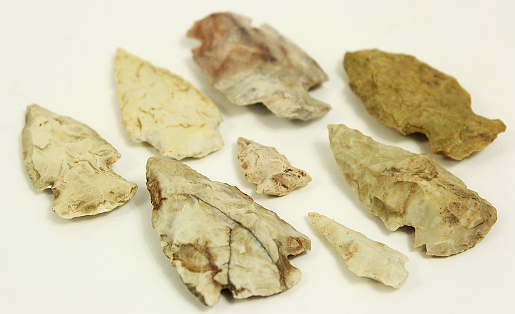 ASSORTED LOT OF MISCELLANEOUS ARROWHEADS.