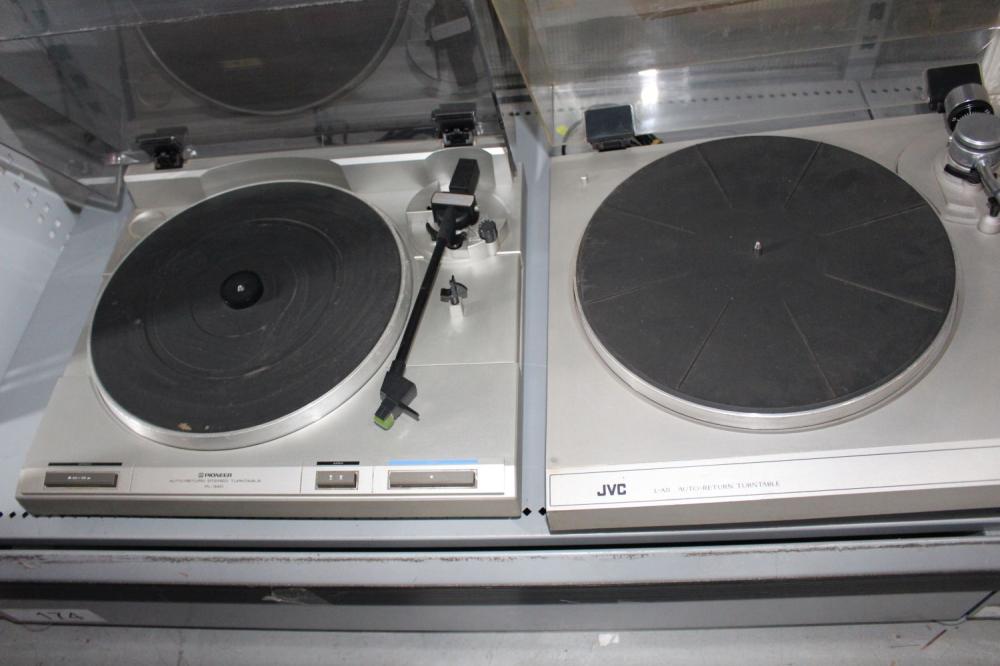 Pioneer auto return stereo turntable,