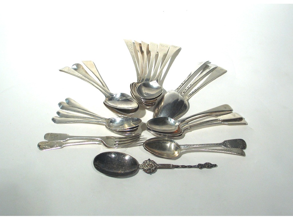 A mixed lot of assorted flatware