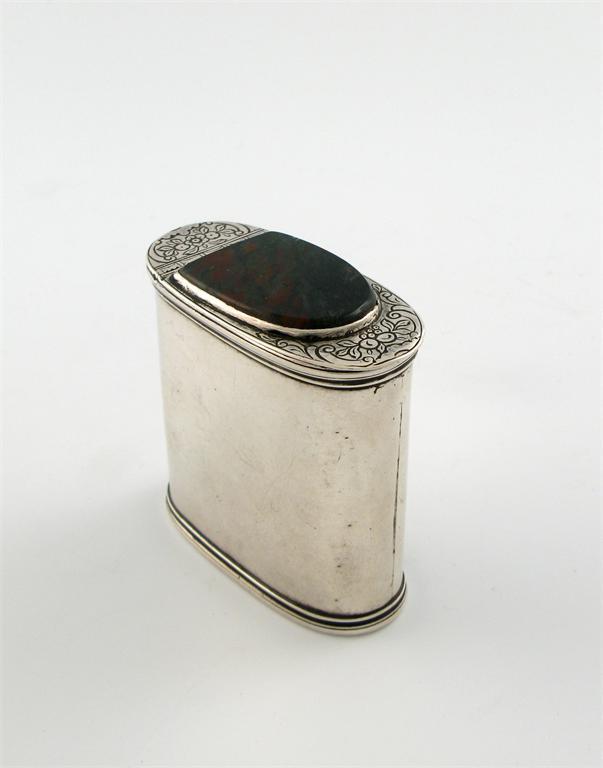 A late 18th / early 19th century silver snuff box