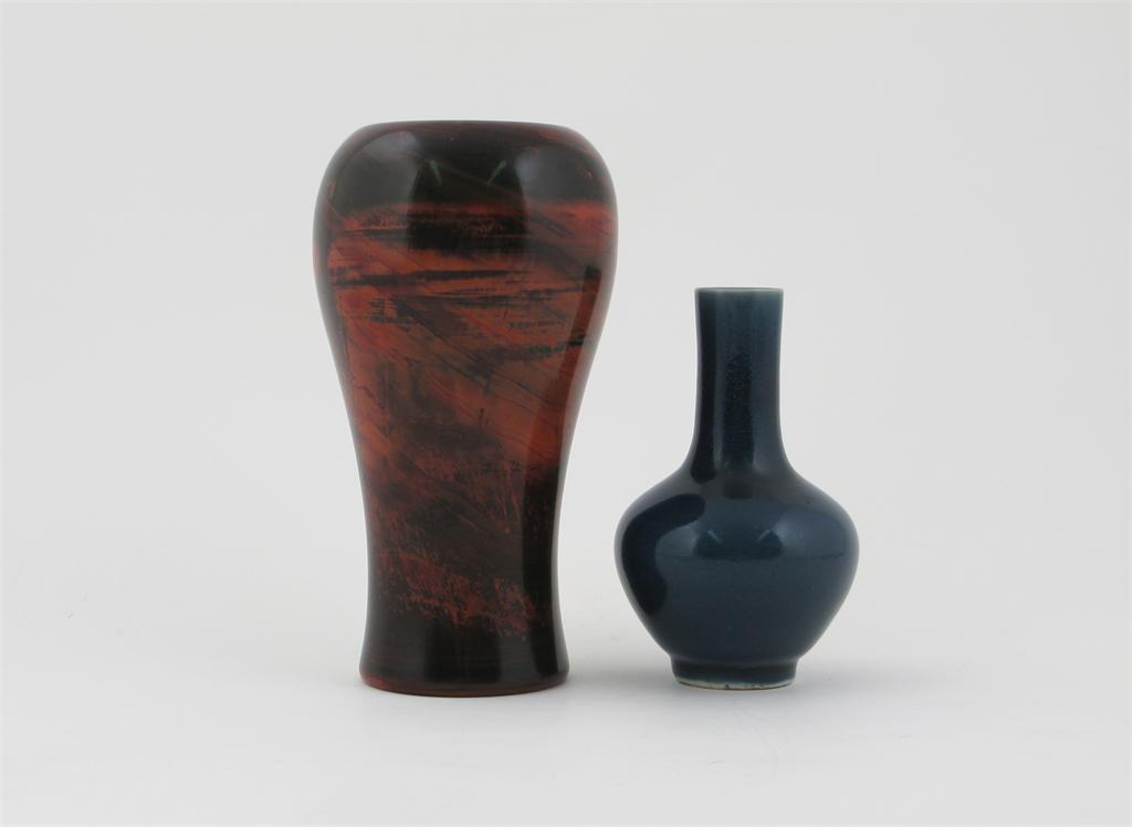 A Chinese lithyalin glass vase