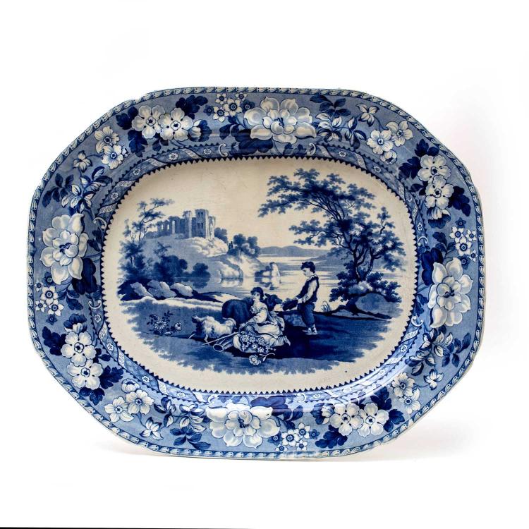 A blue and white ashett