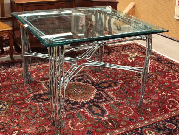 6359: Arthur Court, Saguard dining table