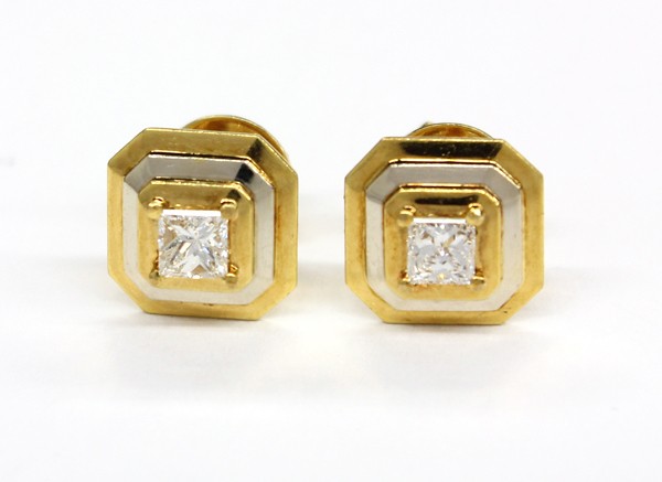 6532: Pair of princess cut diamond gold earrings