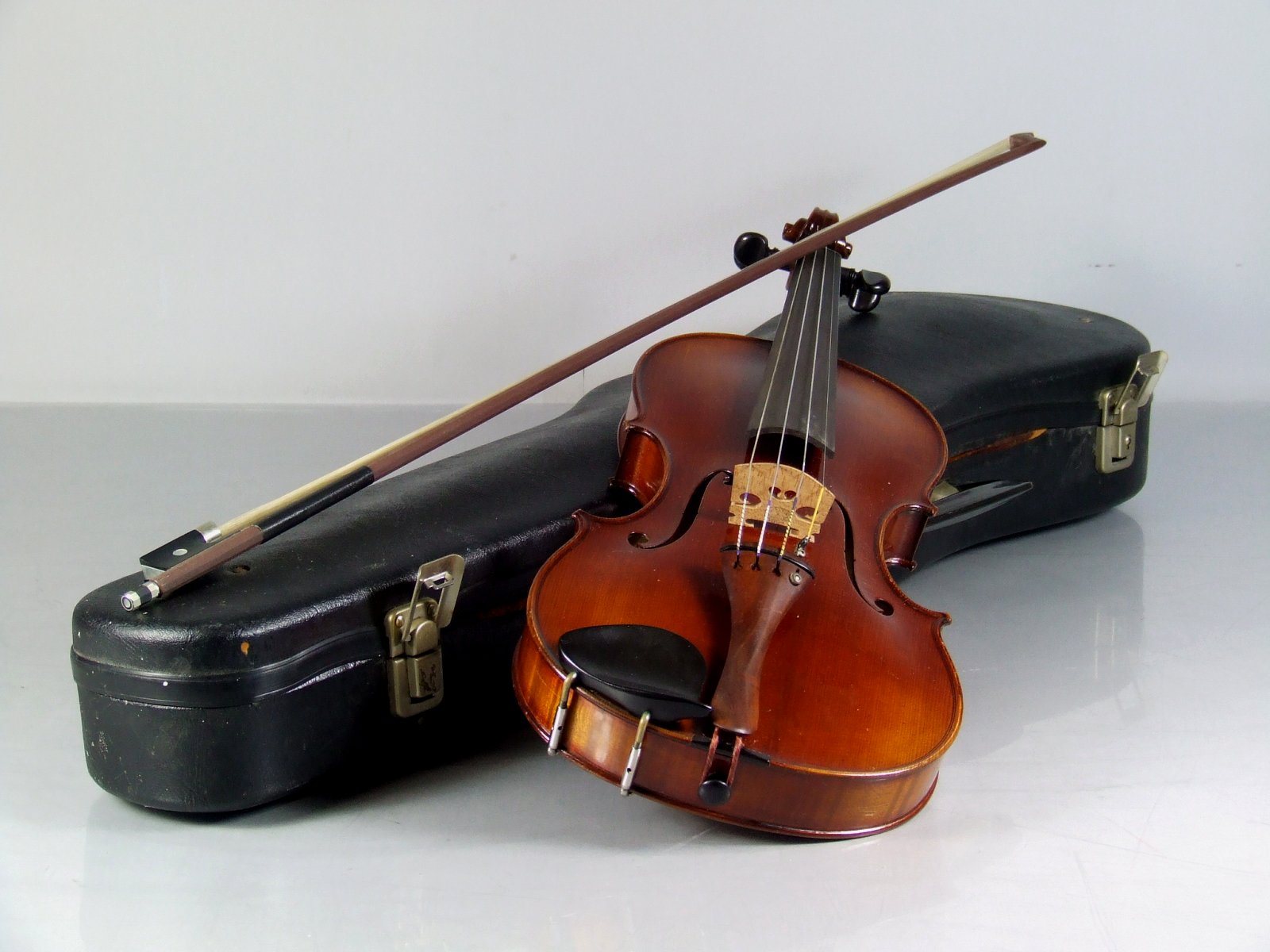 Charles Baptiste Collin-Mézin (1910-?), violin med fransk bue, 1946
