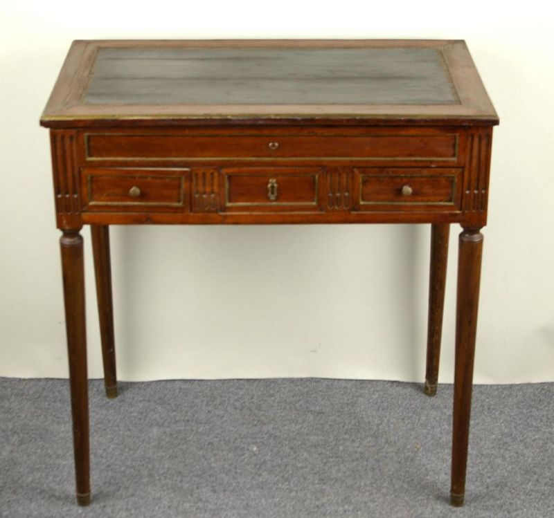 ANTIQUE WALNUT DRESSING TABLE