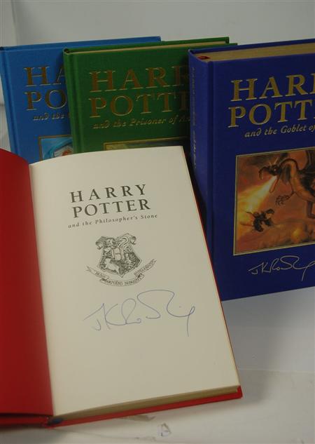 Rowling, J.K., Harry Potter and the philosopher's stone. London: Bloomsbury, 1999, First deluxe edition, fifth impression; [Idem] Harry...