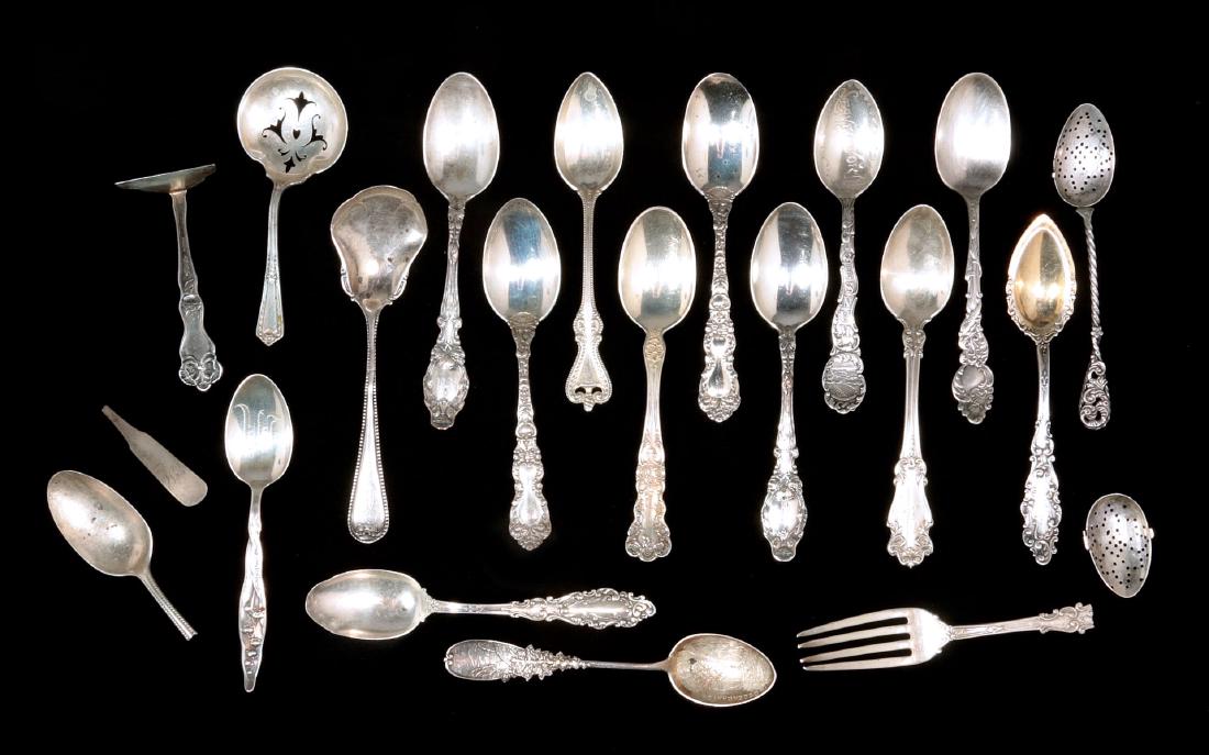 AN ESTATE LOT OF MIXED STERLING SILVER FLATWARE