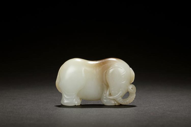 JADE CARVED ELEPHANT FIGURE