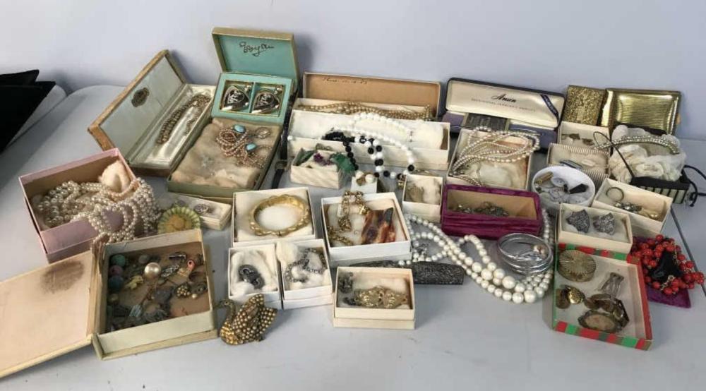 Group Lot Estate Vintage Costume Jewelry,