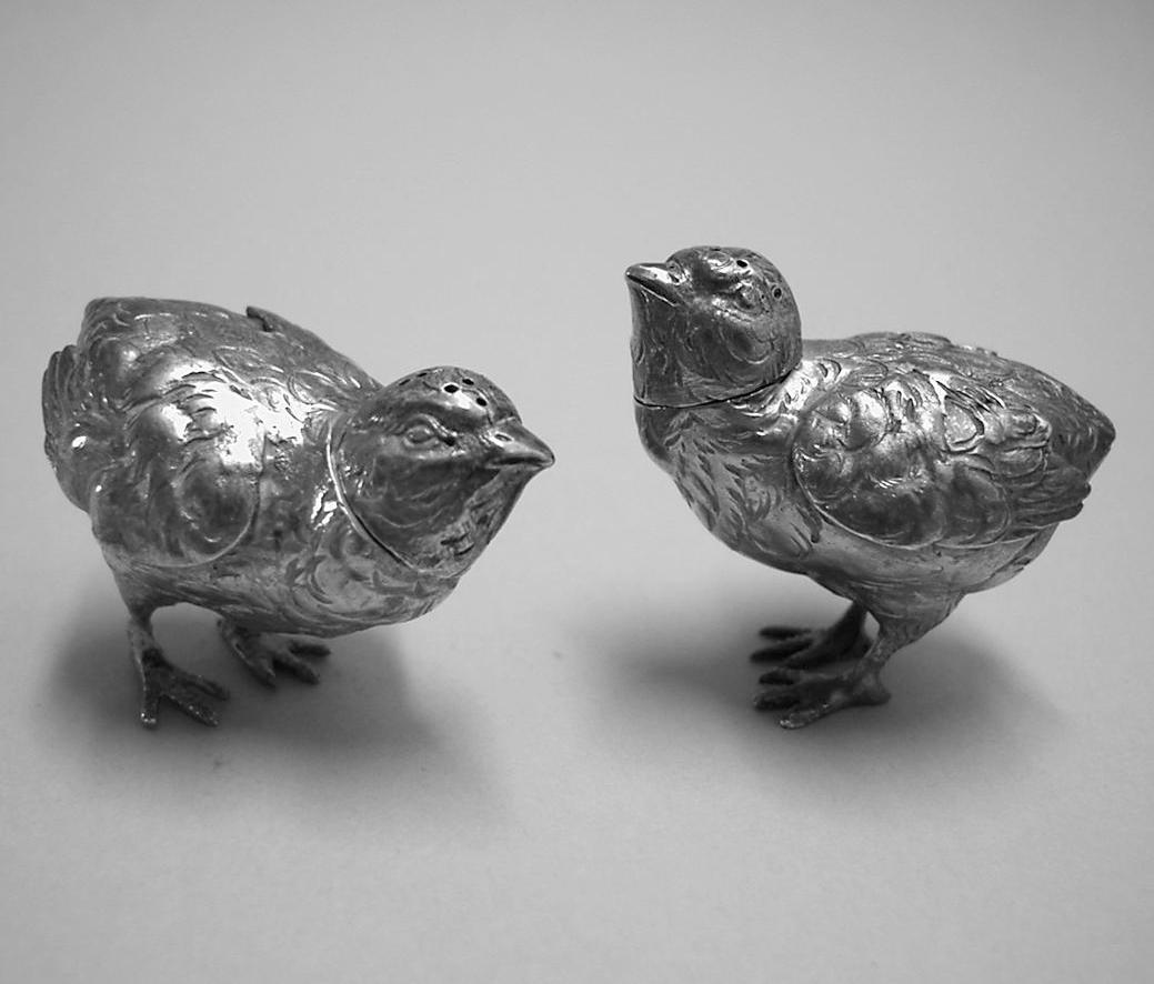 A pair of chick pepperettes, Berthold Muller, London import marks 1925,