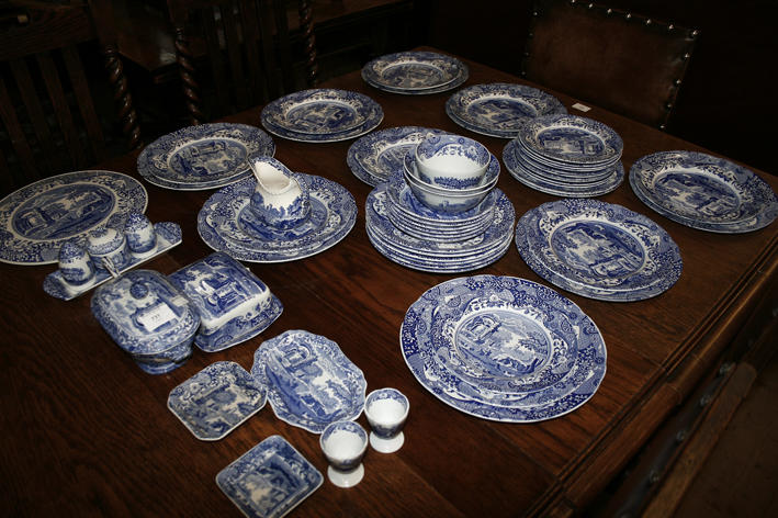 A quantity of Copeland Spodes Italian dinnerware,