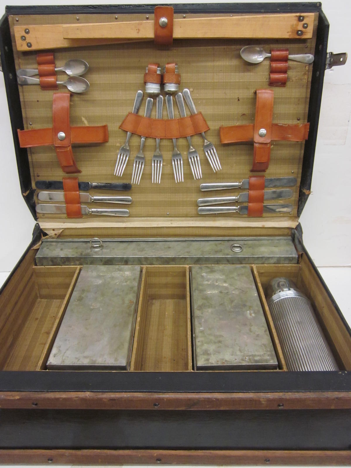 A lot of three vintage picnic cases,