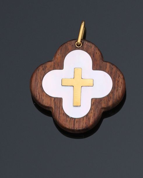 PENDENTIF en bois naturel serti de nacre…