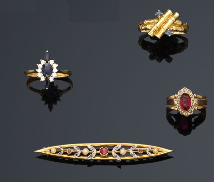 QUATRE BIJOUX en or 18 ct (750 ‰) : - Une…