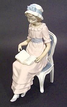 Hand painted Lladro porcelain figurine 'A Good Book' 5084, printed