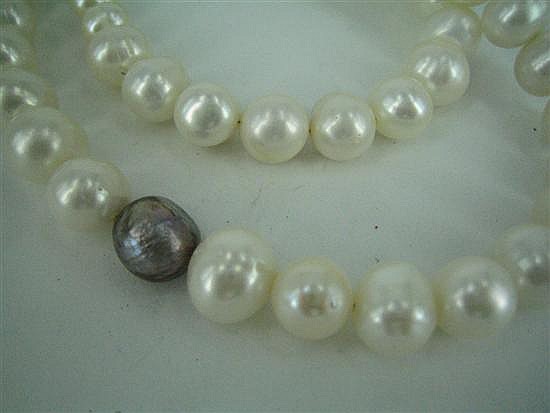 A FRESHWATER CULTURED PEARL NECKLACE with 10mm barrel-shape circlé pearls.