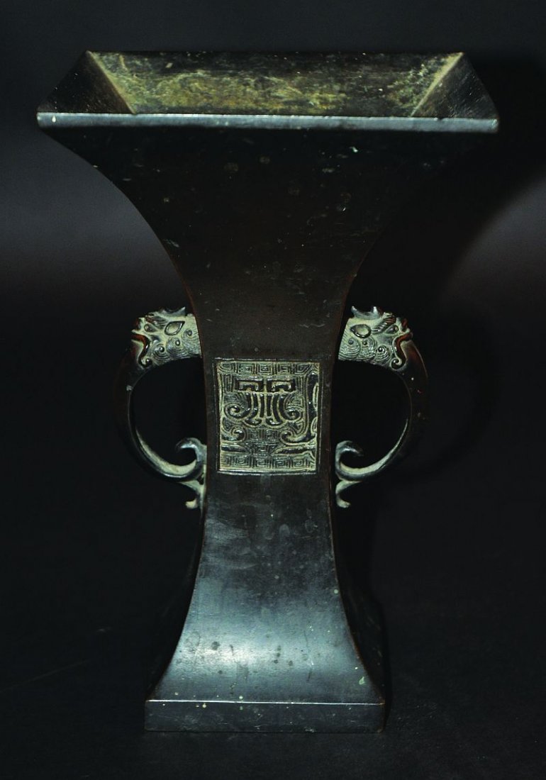 A 19TH/20TH CENTURY CHINESE MING-STYLE BRONZE BEAKER
