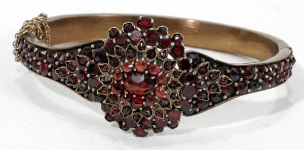 041176: VICTORIAN BOHEMIAN GARNET BANGLE BRACELET