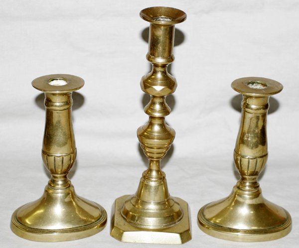 121705: BRASS CANDLESTICKS & SINGLE CANDLESTICK