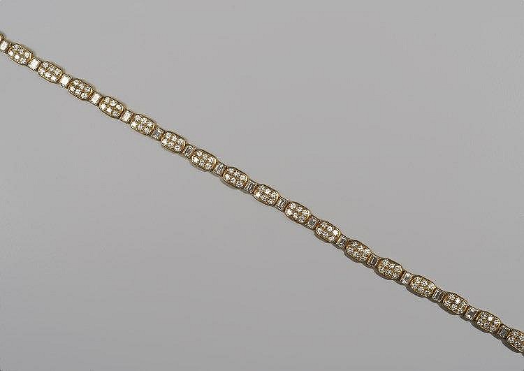 BOUCHERON - Un collier en or jaune