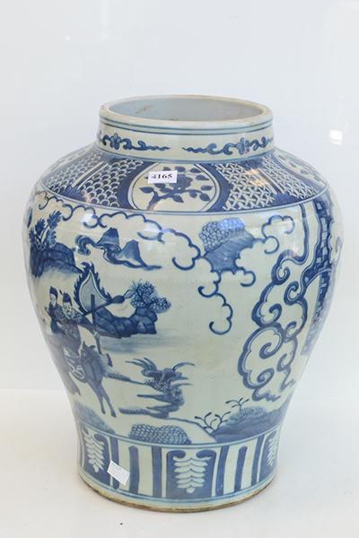 A LARGE CHINESE MING STYLE BLUE AND WHITE VASE