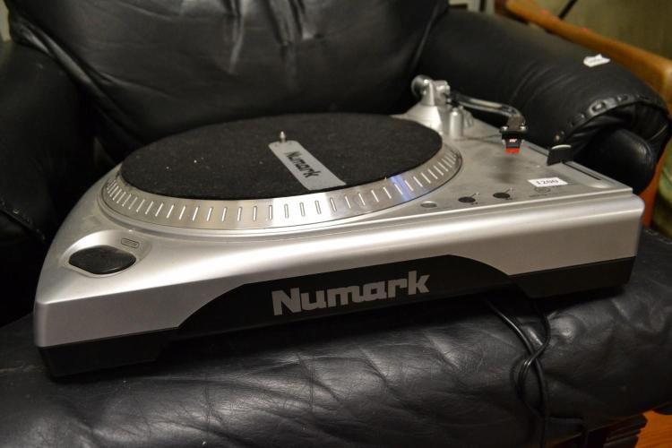 A NUMARK DJ TURNTABLE