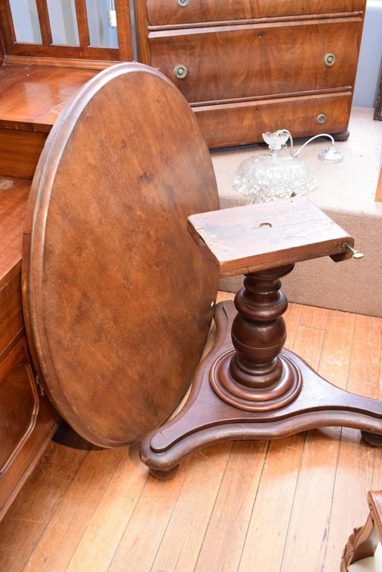A VICTORIAN MAHOGANY TILT TOP TABLE