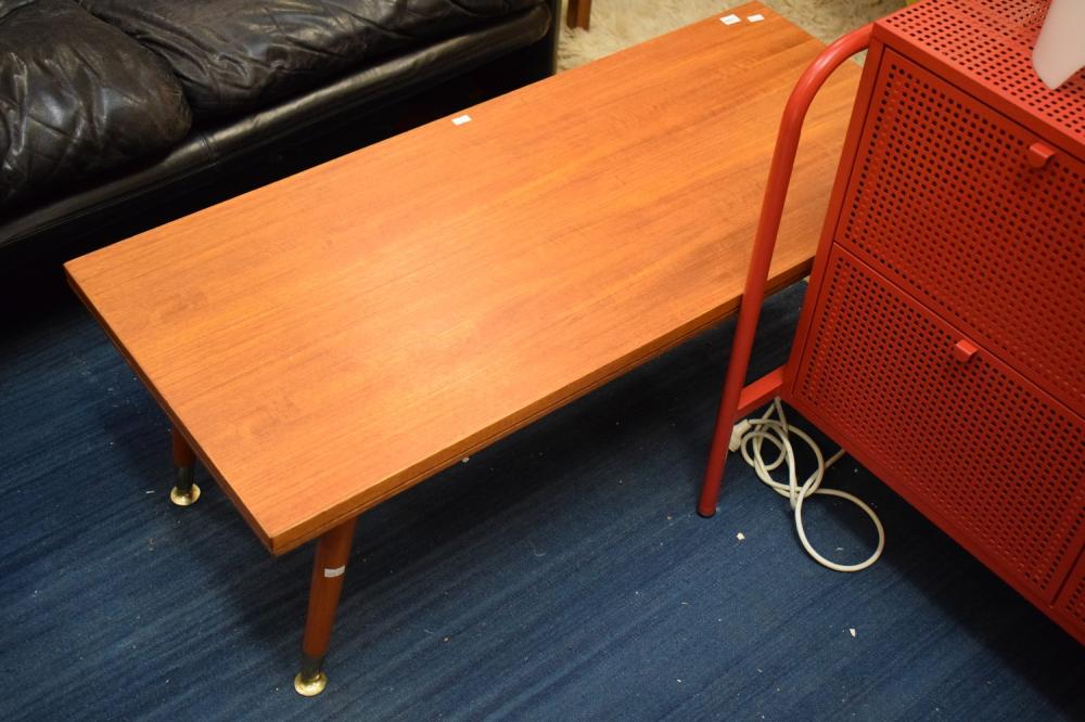 A MID-CENTURY TEAK COFFEE TABLE