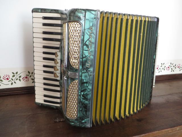 Accordeon: accordiola Camerano, model Tosca met toetsen