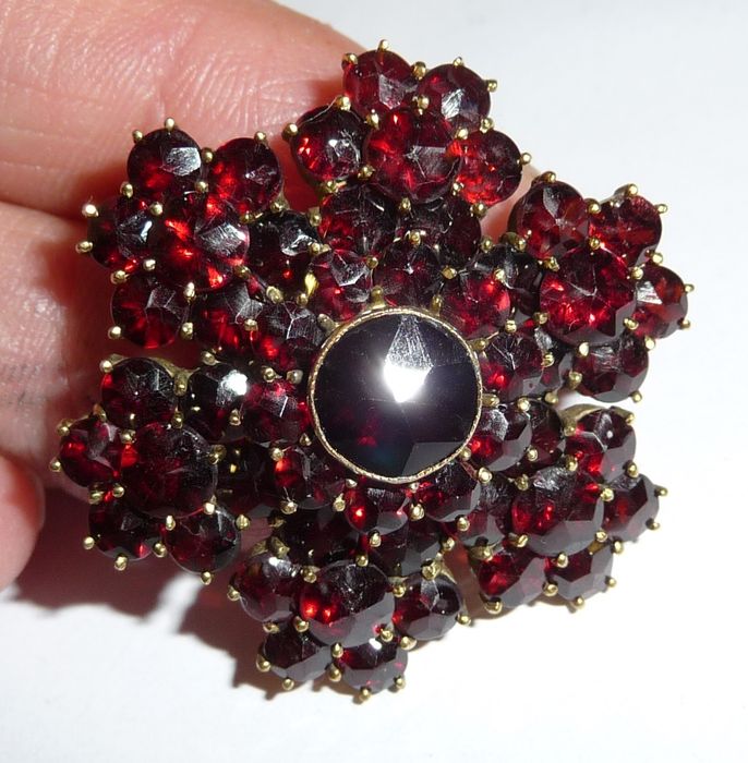 Antique pendant / Booch, garnet flower with Bohemian garnets, antique cut