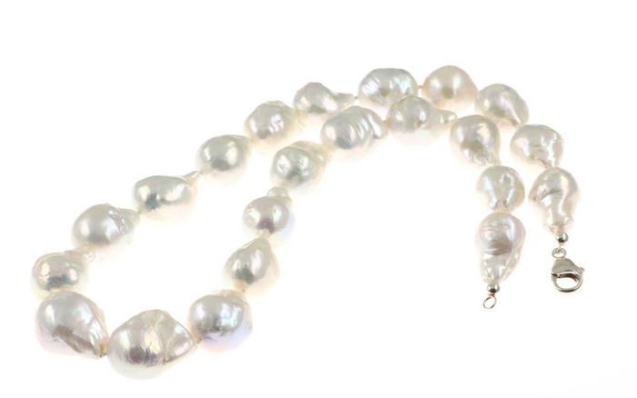 Pearl necklace - 22 white freshwater pearls