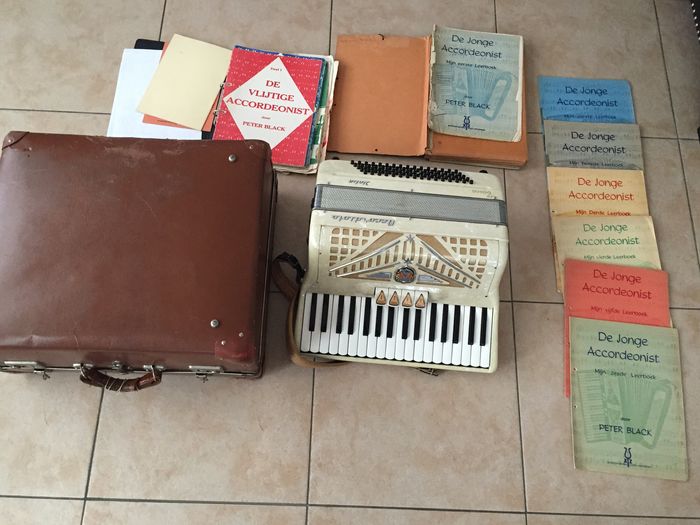 Accordeon merk Accordiola tosca camerano incl koffer en boekje