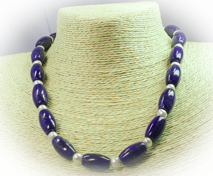 Barrel-shaped lapis lazuli necklace with freshwater pearls