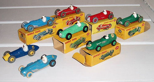 Dinky Toys - Schaal ca. 1/36 - Kavel met 8 Racewagens: Nos. 2 x 230, 231, 232, 233, 234, 235 en 239