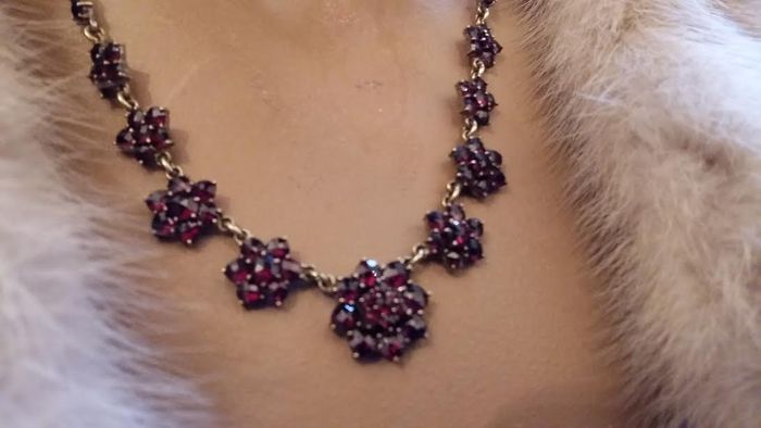 Antique necklace with Bohemian rose cut garnet in a Tombac setting