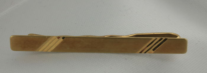 Gold tie-pin.
