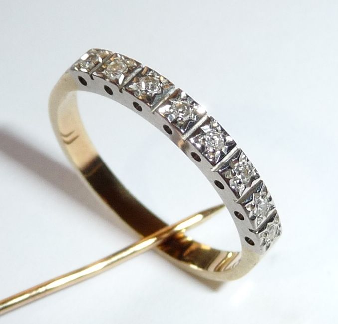 8-Diamond half-memory/eternity row ring, 0.08 ct