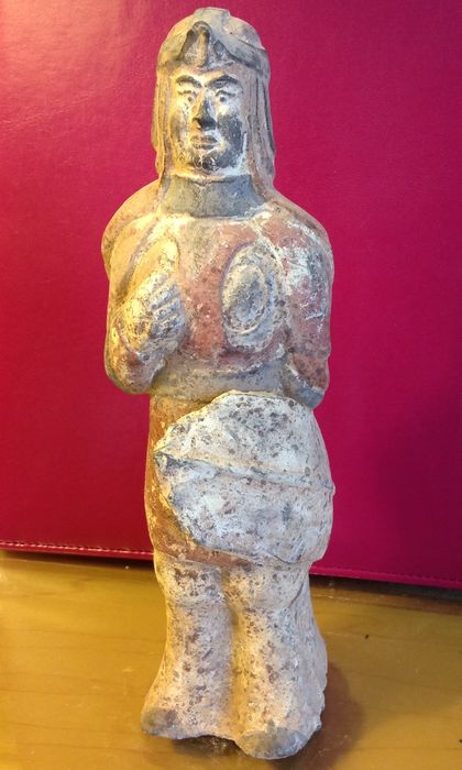 Een aardewerk figuur van een strijder- China- Northern Qi dynasty 550 -577 A.D.