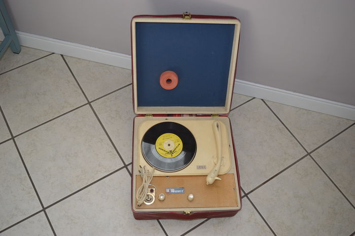 Winner Lesa portable record player + 45 rpm-records pack