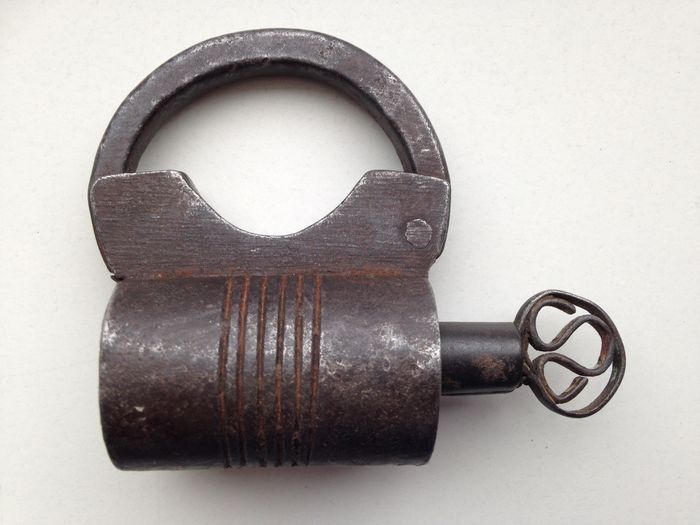 Wrought iron padlock - 16th/17th century