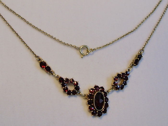 victorian garnet necklace with facetted garnets in antique rose cut