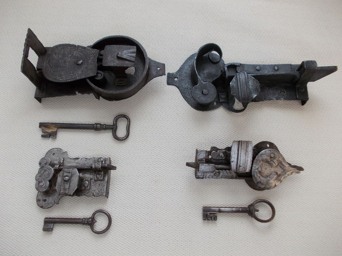 4 iron locks - 17th-18th century