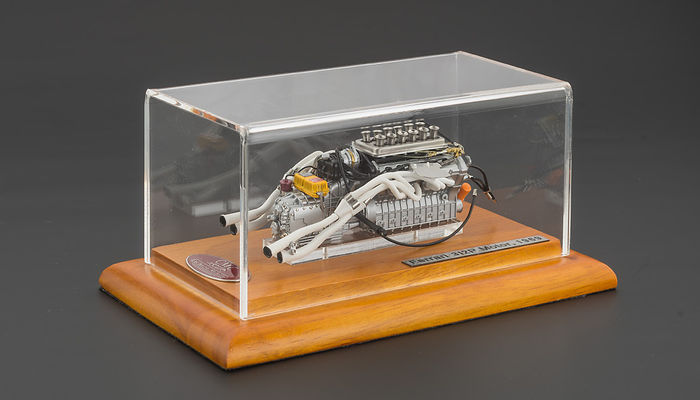 CMC - Scale 1/18 - Ferrari 312P Engine-Aggregat 1969 - Engine with showcase