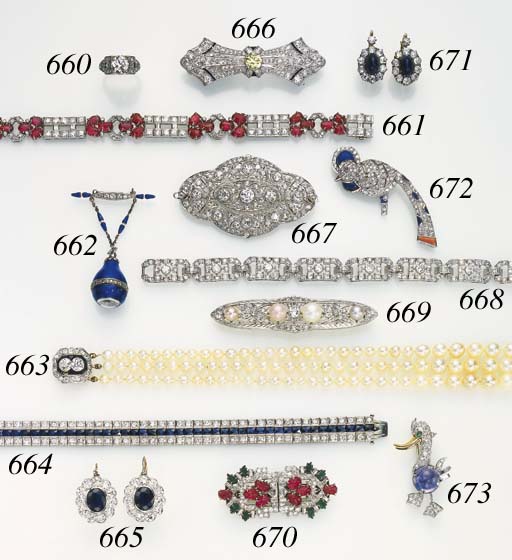 A THREE-STRAND CULTURED PEARL CHOKER