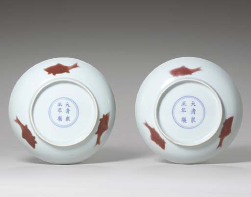 A PAIR OF COPPER-RED-DECORATED FISH DISHES