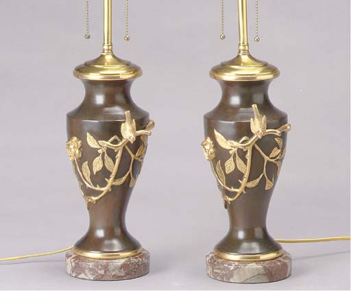 A PAIR OF PATINATED AND GILT-BRONZE URN-FORM TABLE LAMPS ON MARBLE BASES,